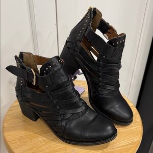 ZIGI SOHO CUTOUT STUDDED BOOTS WOMEN 6.5 BLACK HEELED GOLD ZIPPER BACK STRAPS